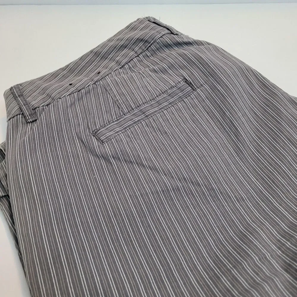 Venezia‎ Bermuda Shorts Womens 16 Grey Pinstripe Excellent Cuffed Cotton Stretch